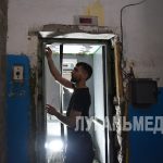 В Краснодонских многоэтажках устанавливают новые лифты