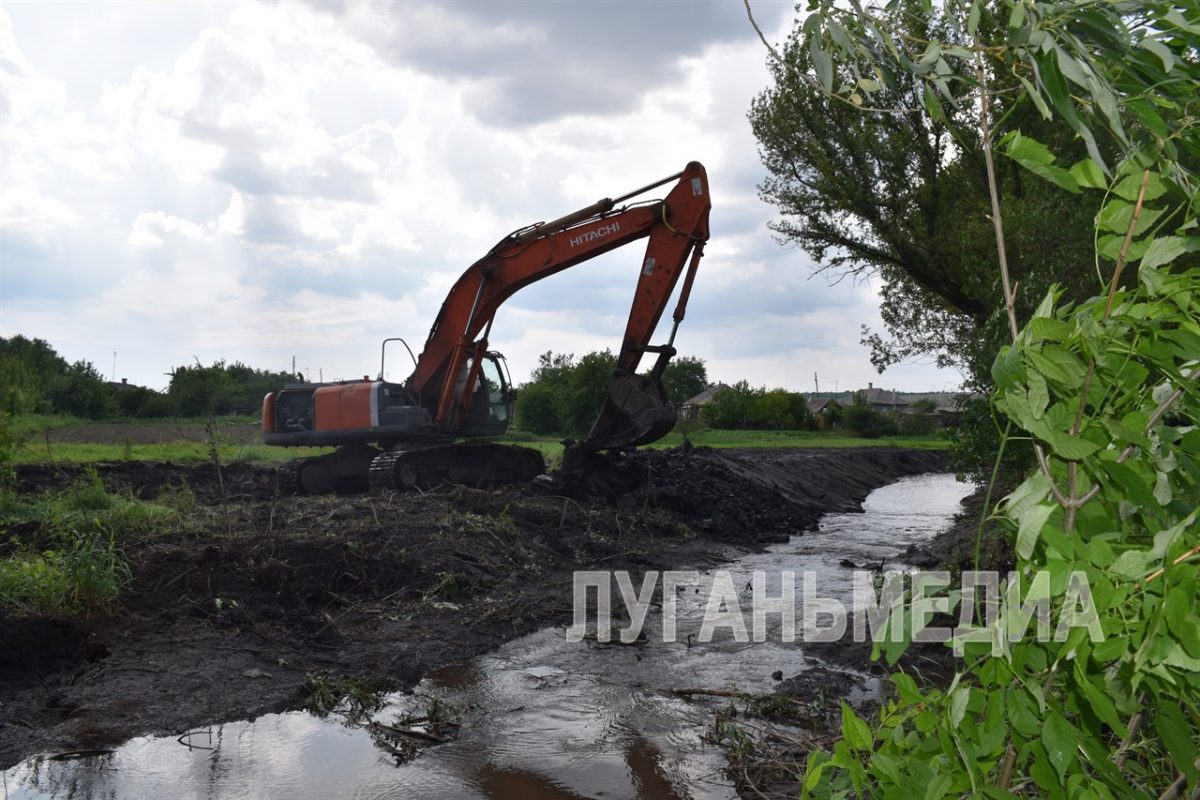 В рамках федеральной программы продолжается очистка реки Луганчик в Краснодонском районе