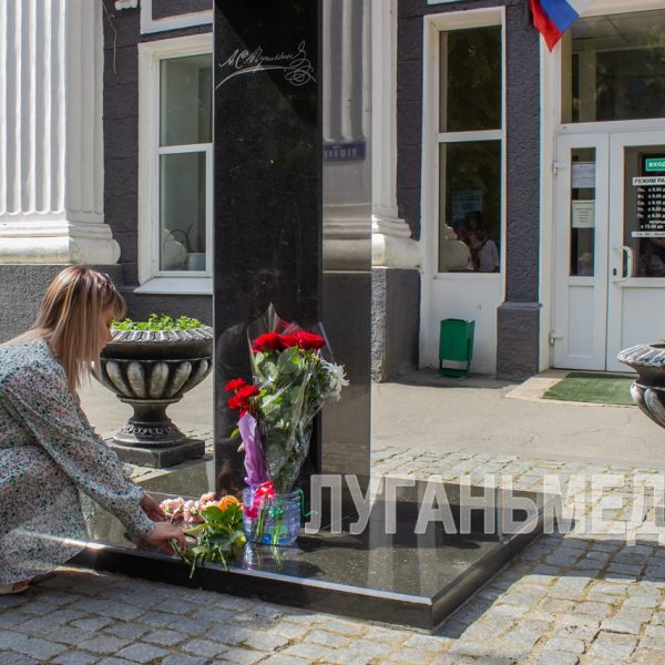 К бюсту великого русского поэта и писателя – Александра Сергеевича Пушкина луганчане возложили цветы 