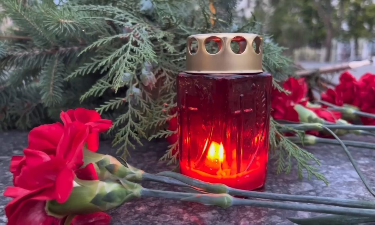 В Луганске в День памяти и скорби состоялась акция «Свеча памяти»