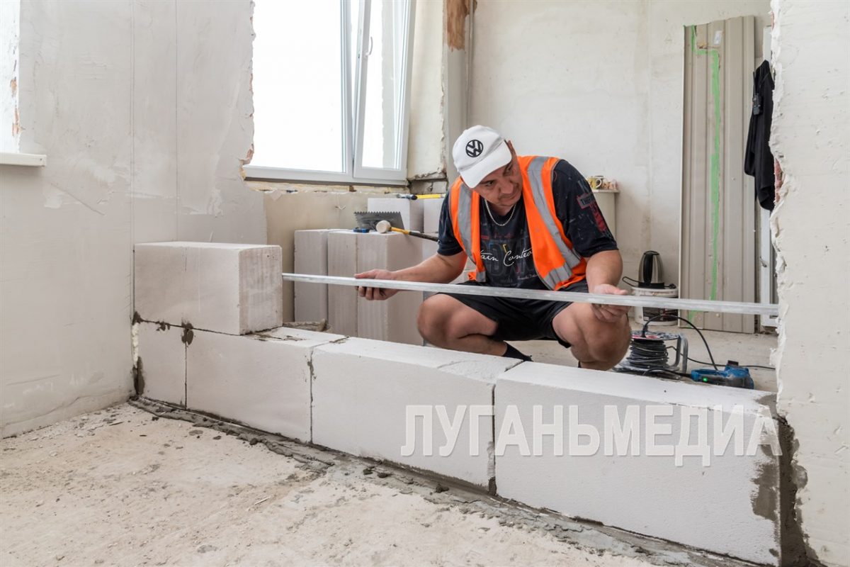 Волгоградские строители восстанавливают два отделения районной больницы