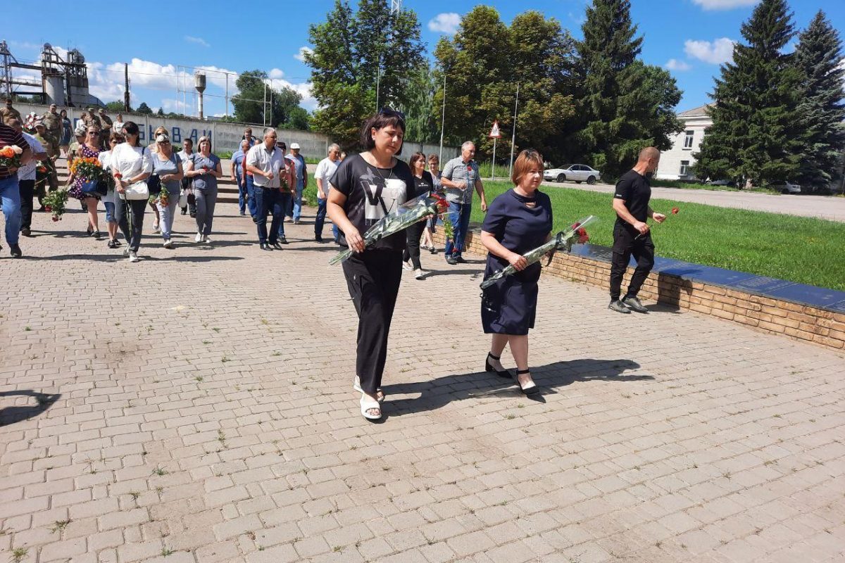 В поселке Троицкое прошло торжественное возложение цветов 