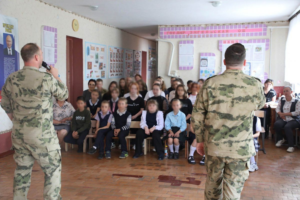 РОСГВАРДЕЙЦЫ ПОЗДРАВИЛИ ДЕТЕЙ С ПРАЗДНИКОМ В ЛНР