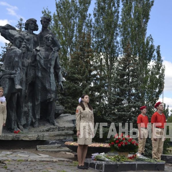 В Ровеньках состоялся митинг, посвященный Дню памяти и скорби