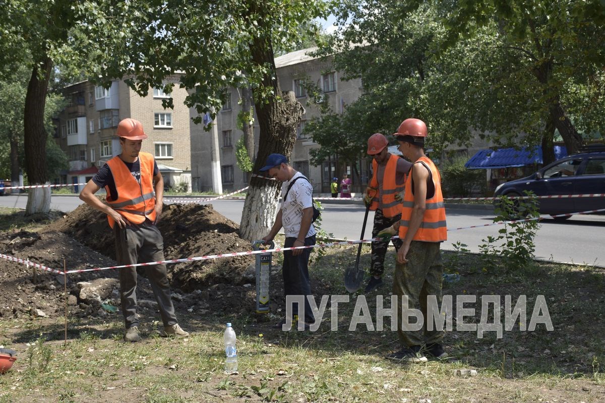 В Антрацитовском муниципальном округе силами региона-шефа Ставропольского края выполняется замена изношенных водопроводных труб