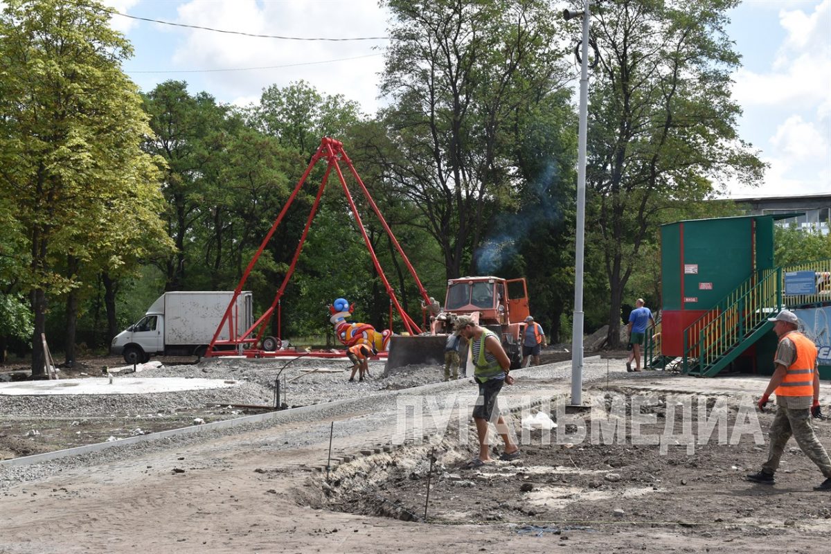 В Стаханове продолжается реконструкция парка культуры и отдыха «Горняк»