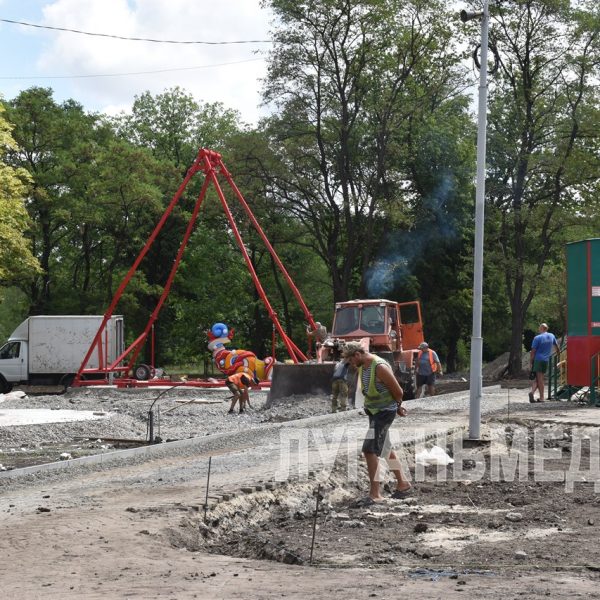 В Стаханове продолжается реконструкция парка культуры и отдыха «Горняк»