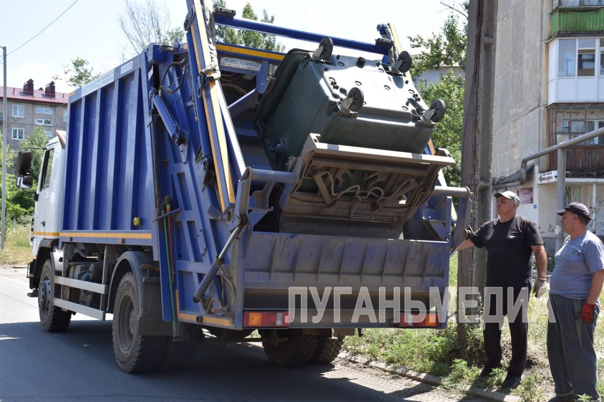 В Красном Луче стало чище – мусор вывозят чаще