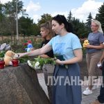 В Первомайске в День памяти детей – жертв войны в Донбассе состоялся митинг-реквием возле…