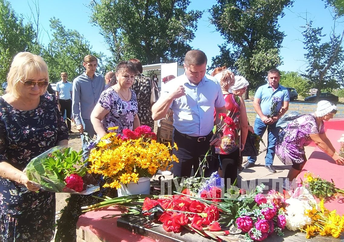 В Станице Луганской у памятного знака на ул. Островского состоялся митинг-реквием памяти погибших односельчан от…