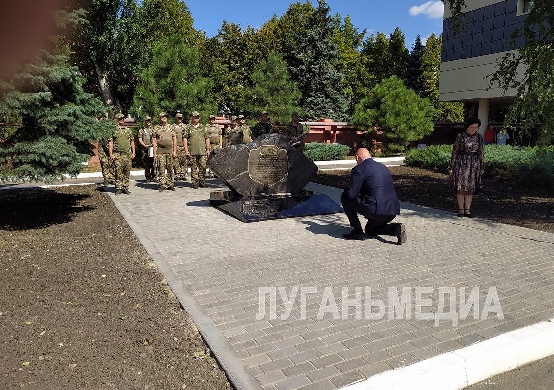 В Луганске открыли памятник воинам-железнодорожникам