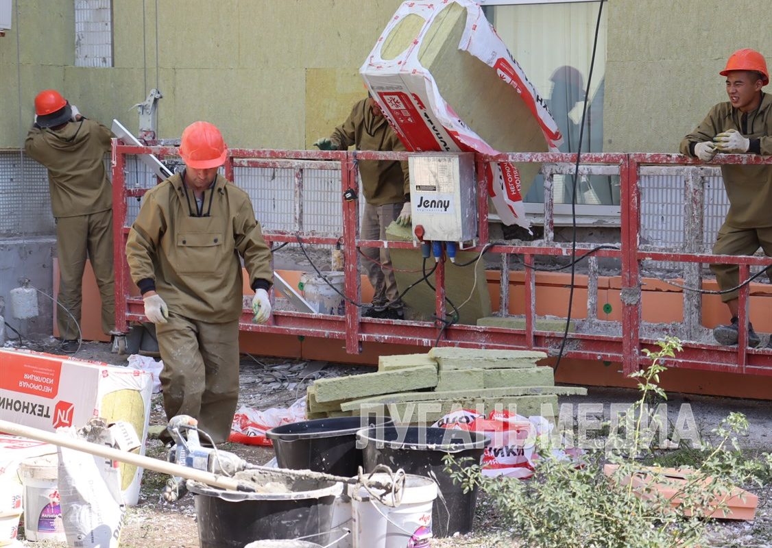 Строители из Красноярского края ремонтируют фасад свердловского Дворца культуры