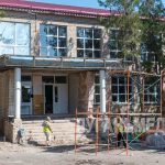 Волгоградские строители проводят капремонт школы в селе Чугинка