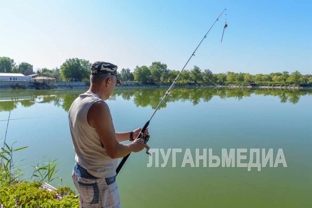 В честь Дня рыбака за городом Счастье на Голубом озере состоялся турнир по спортивной рыбалке