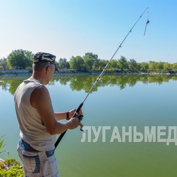 В честь Дня рыбака за городом Счастье на Голубом озере состоялся турнир по спортивной рыбалке