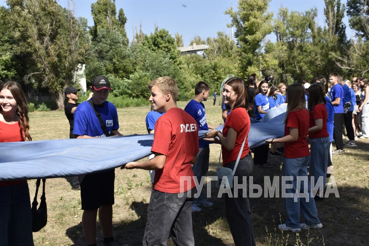 В Антрацитовском муниципальном округе в День Государственного флага Российской Федерации развернули шестидесятиметровый триколор