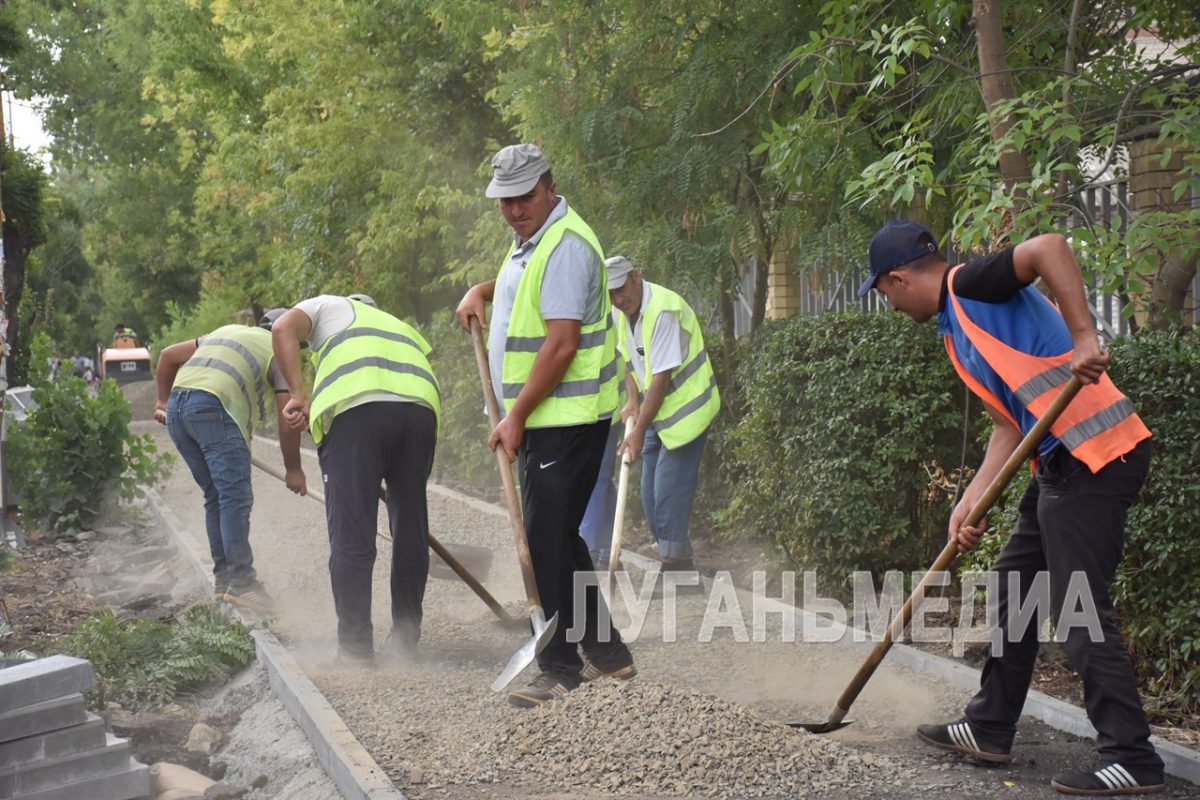 Глава Лутугинского муниципалитета проконтролировал ремонт городских тротуаров