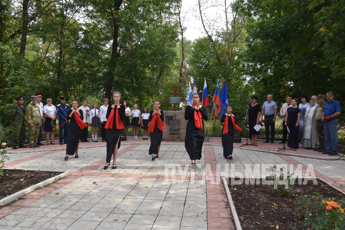 В годовщину авиаудара по Суходольску жители почтили память жертв и ополченцев