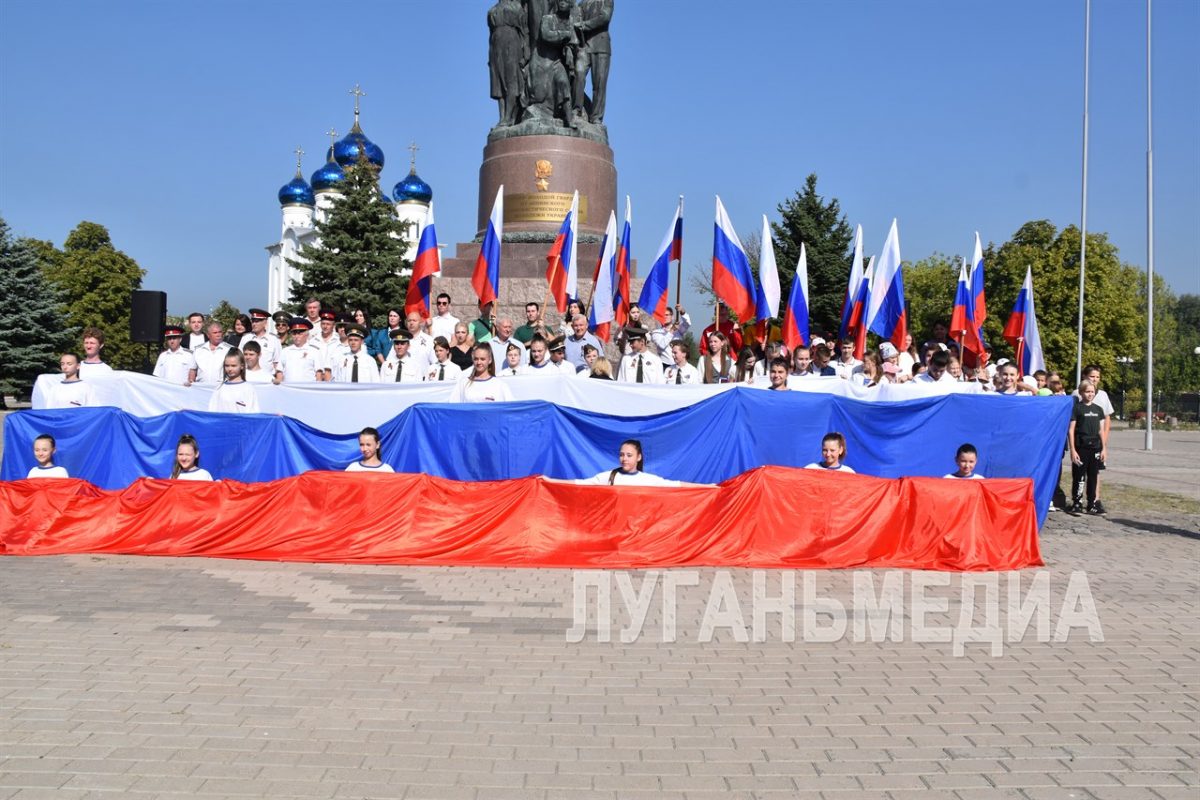 В день Государственного флага в небо над Краснодоном взмыл российский триколор