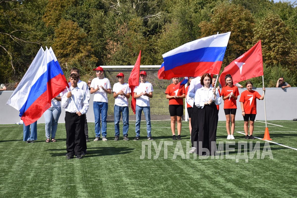 В Красном Луче состоялось посвящение обучающихся общеобразовательных учреждений городского округа в ряды российского движения детей…