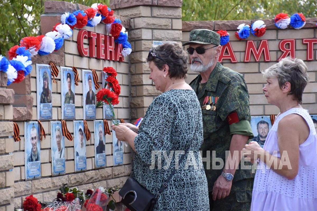 Жители Краснолучского округа почтили память погибших в десятую годовщину боевых действий в поселке шахты «Новопавловская»