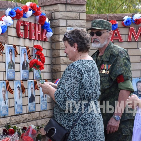 Жители Краснолучского округа почтили память погибших в десятую годовщину боевых действий в поселке шахты «Новопавловская»