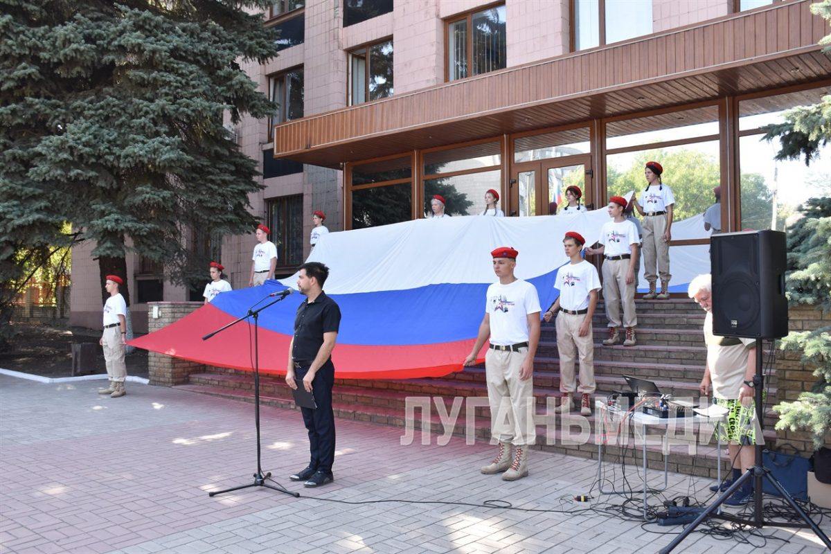 В Перевальске возле здания Администрации прошла торжественная церемония поднятия флага Российской Федерации