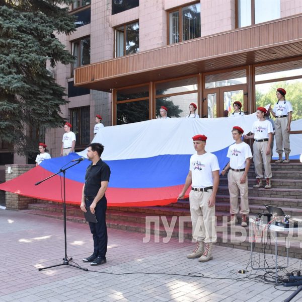 В Перевальске возле здания Администрации прошла торжественная церемония поднятия флага Российской Федерации