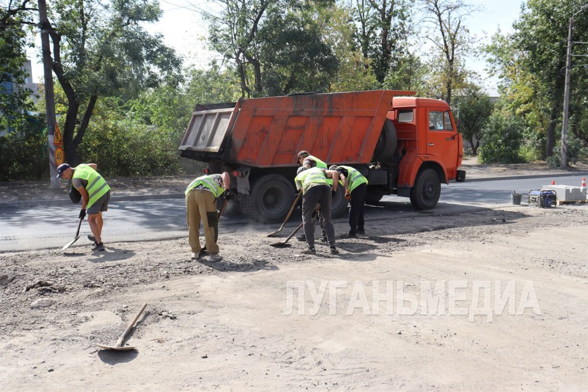 Продолжается ремонт дорожного полотна на ул. Гагарина, одной из самых оживленных автострад Свердловска