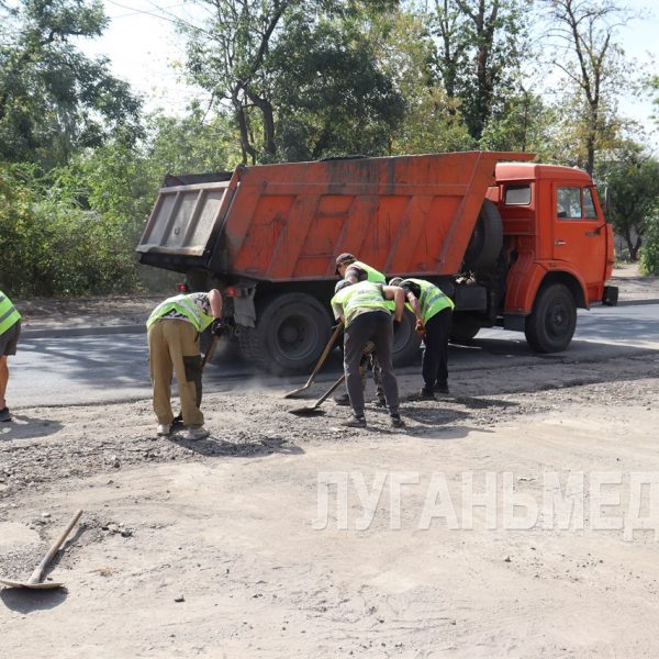 Продолжается ремонт дорожного полотна на ул. Гагарина, одной из самых оживленных автострад Свердловска