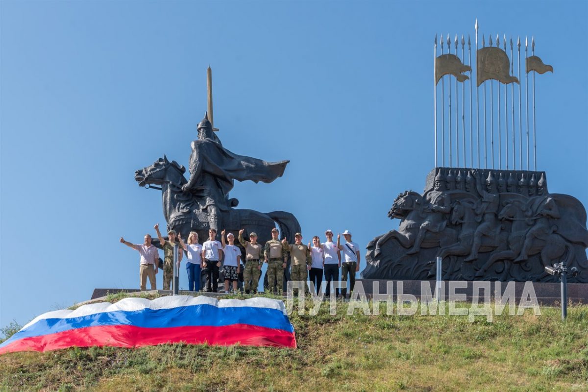 Праздничная акция ко Дню флага России прошла в Станице Луганской