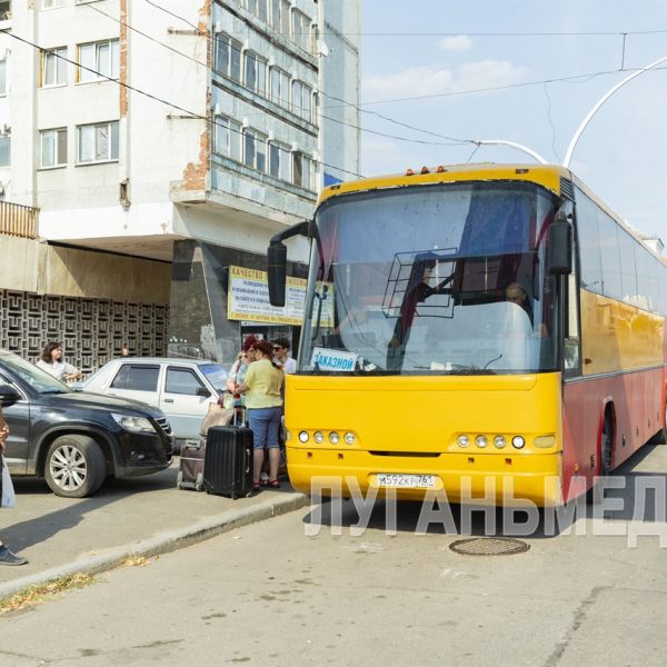 Дети и взрослые, жилье которых было разрушено при обстрелах п. Юбилейное и восточных кварталов Луганска, а также…