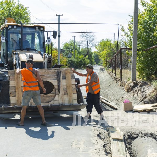 Волгоградские специалисты восстанавливают дорогу в поселке Ольховое