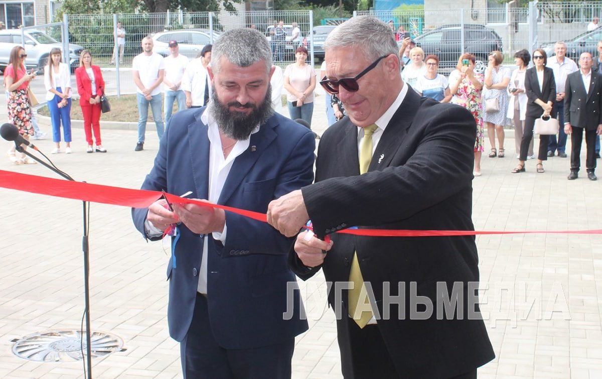 В Новострельцовке Меловского муниципалитета состоялось торжественное открытие модульного ФАП, возведенного шефами из Костромской области