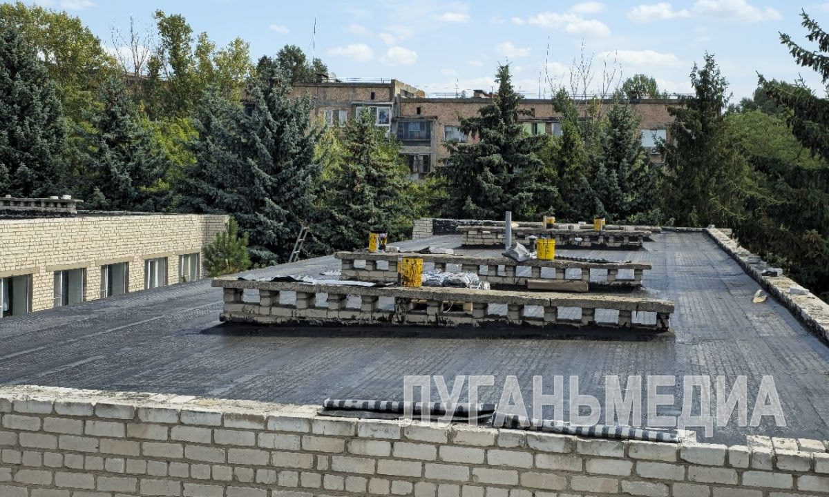 В Антрацитовском яслях-саду комбинированного вида № 12 «Изумляндия» строители из региона-шефа Ставропольского края капитально ремонтируют…