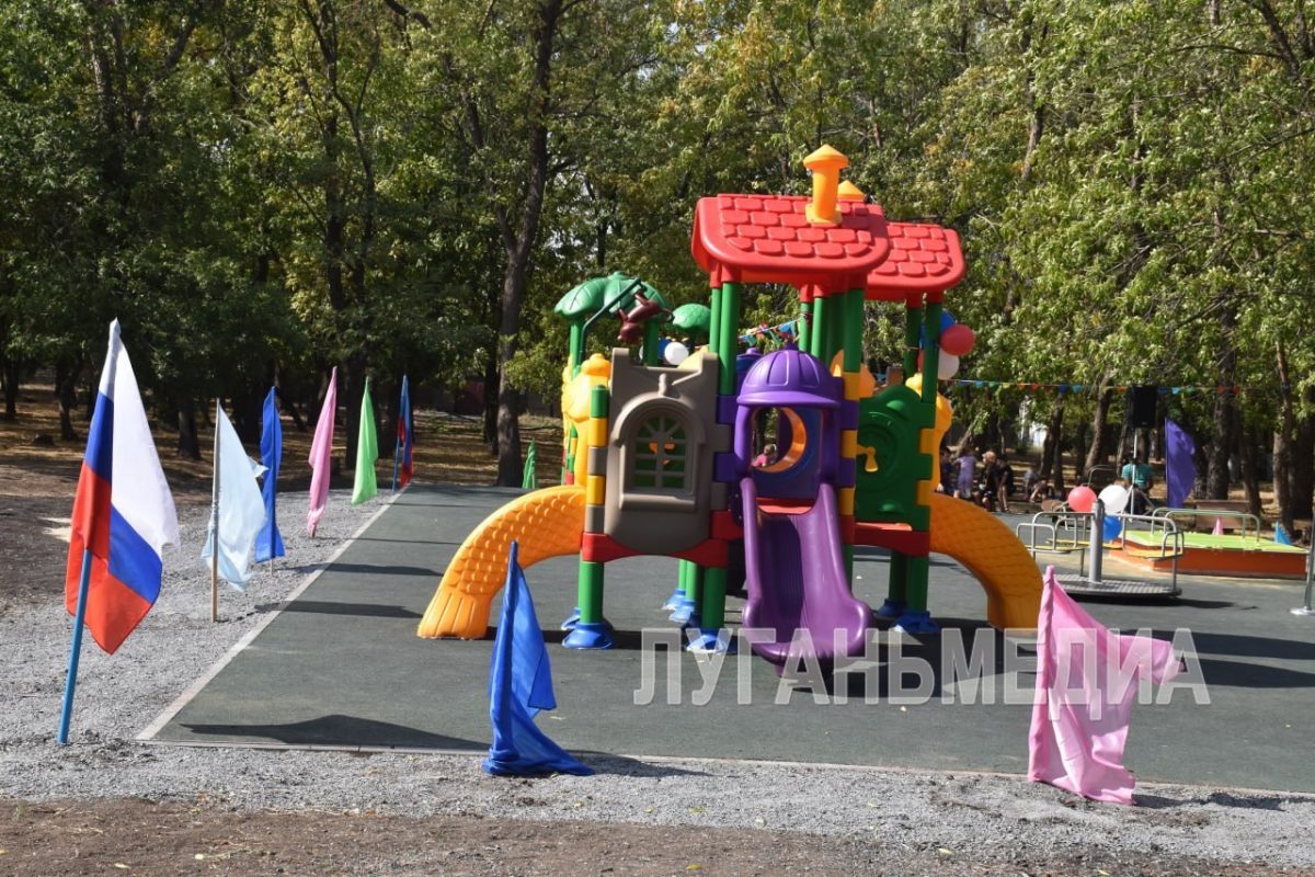 В поселке Дзержинского городского округа город Ровеньки состоялось торжественное открытие детской игровой площадки