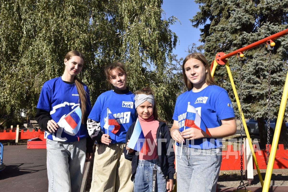 Активисты «Единой России» поздравляют краснолучан с Днем воссоединения с Россией