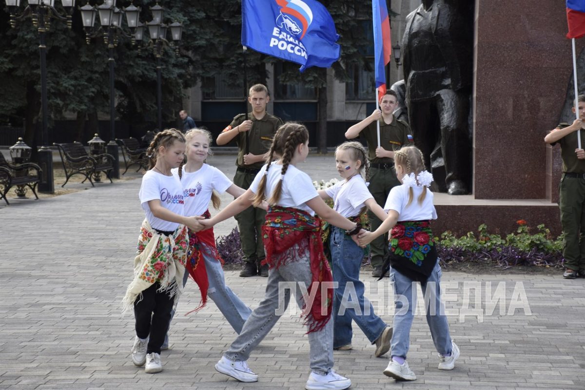 В Антраците активисты местного отделения партии «Единая Россия» провели танцевальный флешмоб и тематическую акцию