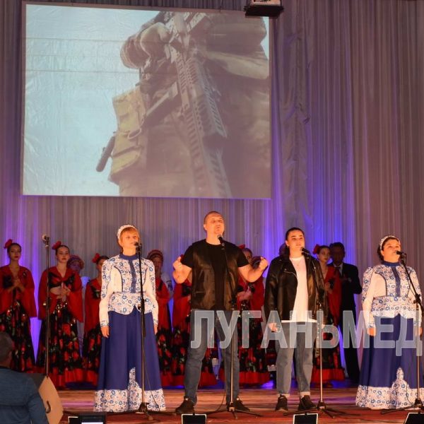 В Новопсковском Дворце культуры прошел праздничный концерт, посвященный Дню воссоединения ЛНР с Российской Федерацией