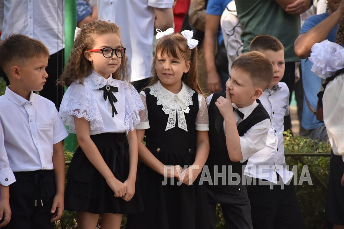 Первый звонок нового учебного года прозвенел для школьников Молодогвардейска