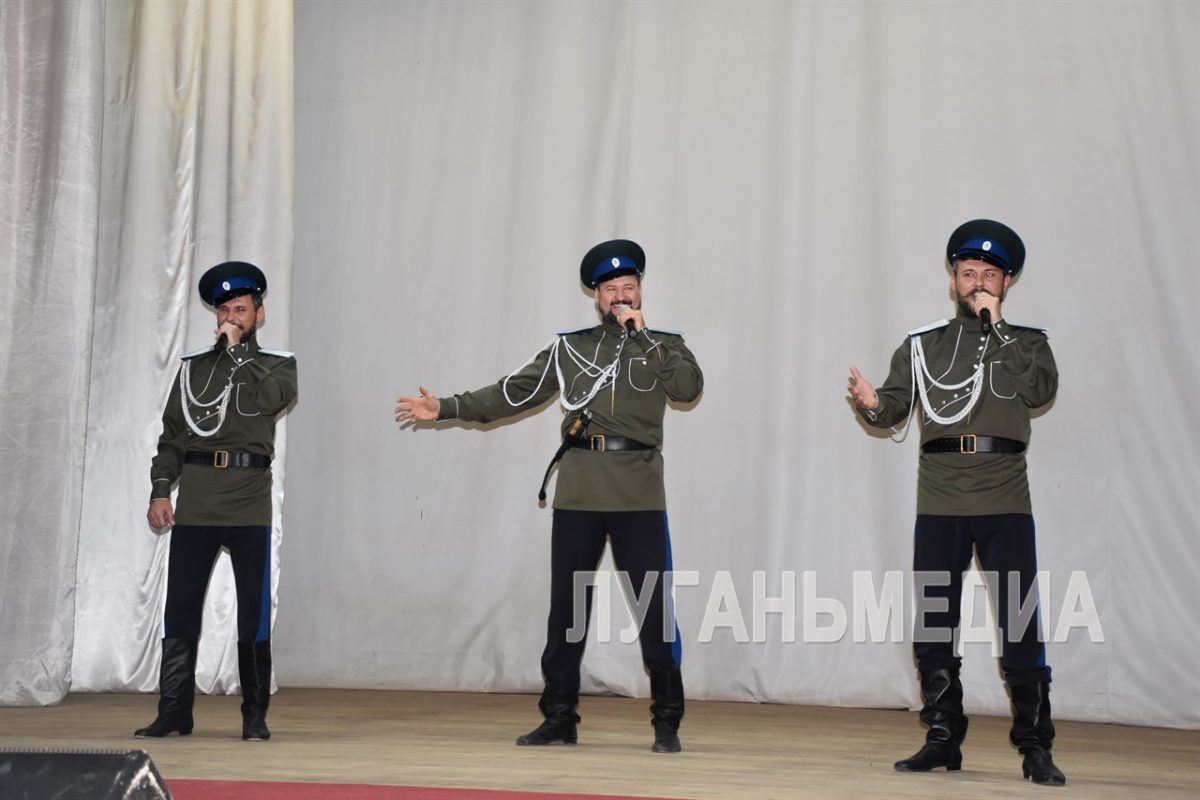 Артисты из региона-шефа Оренбургской области дали концерт в Перевальском районном Дворце культуры