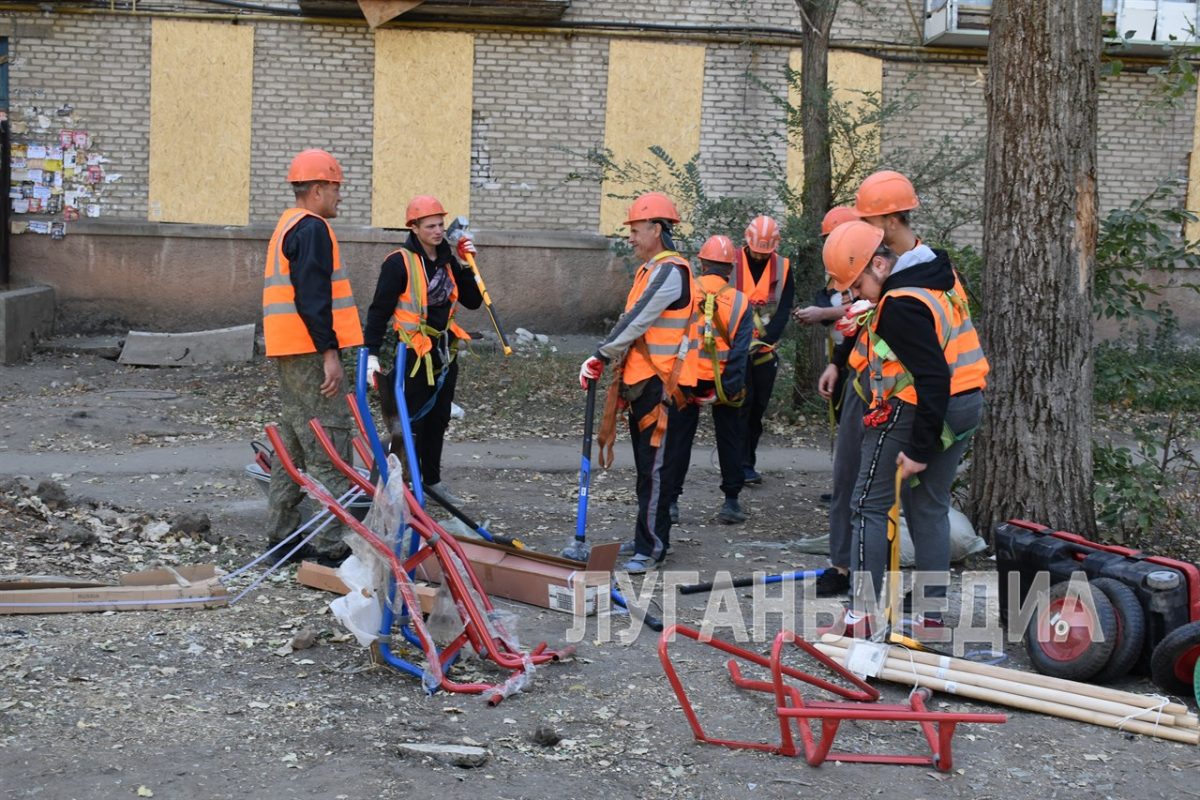 Строители восстанавливают дом, пострадавший во время обстрела Луганска ВСУ