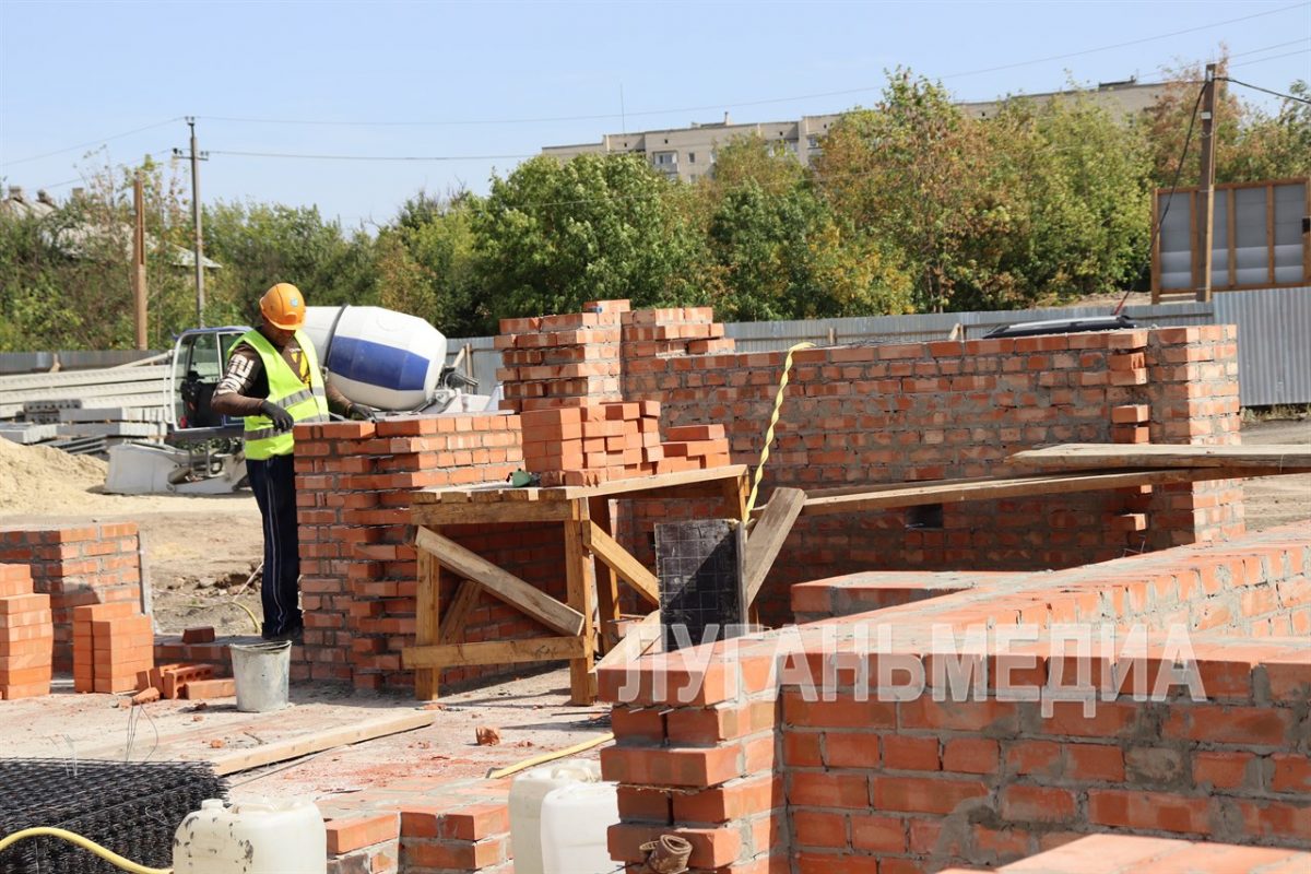 В Свердловске в рамках масштабной Программы социально-экономического развития ЛНР подрядчики из Красноярского края строят многоквартирный…