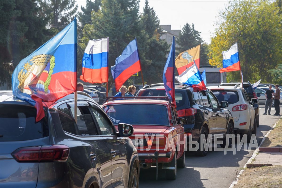 Жители Славяносербщины приняли участие в праздничном автопробеге