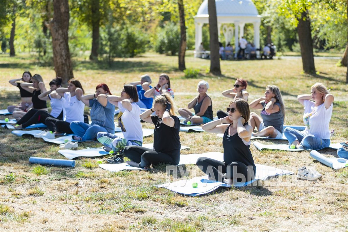 В луганском парке имени М. Горького представили концертно-развлекательную программу «Имя тебе женщина»