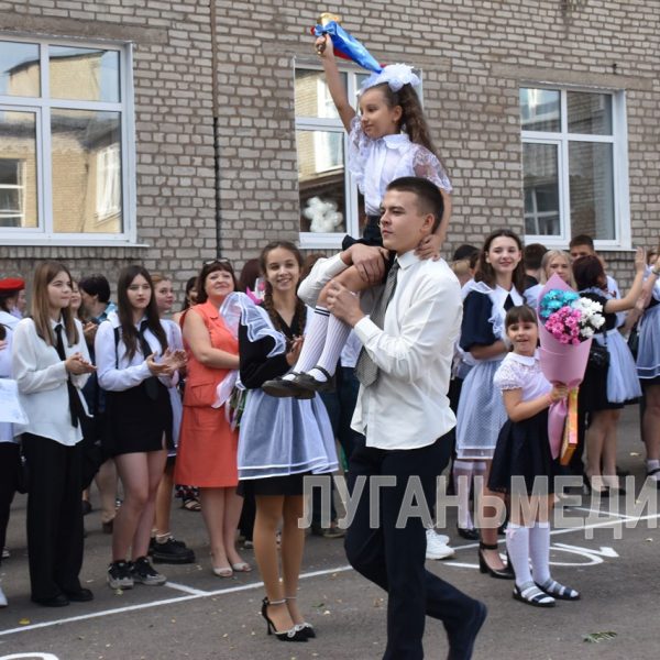 Первые звонки прозвенели в образовательных учреждениях Брянки