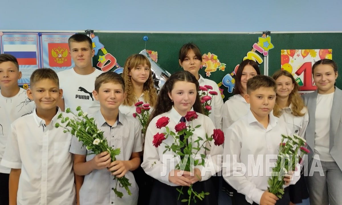 В восстановленной и обновленной школе в Сватово начался новый учебный год