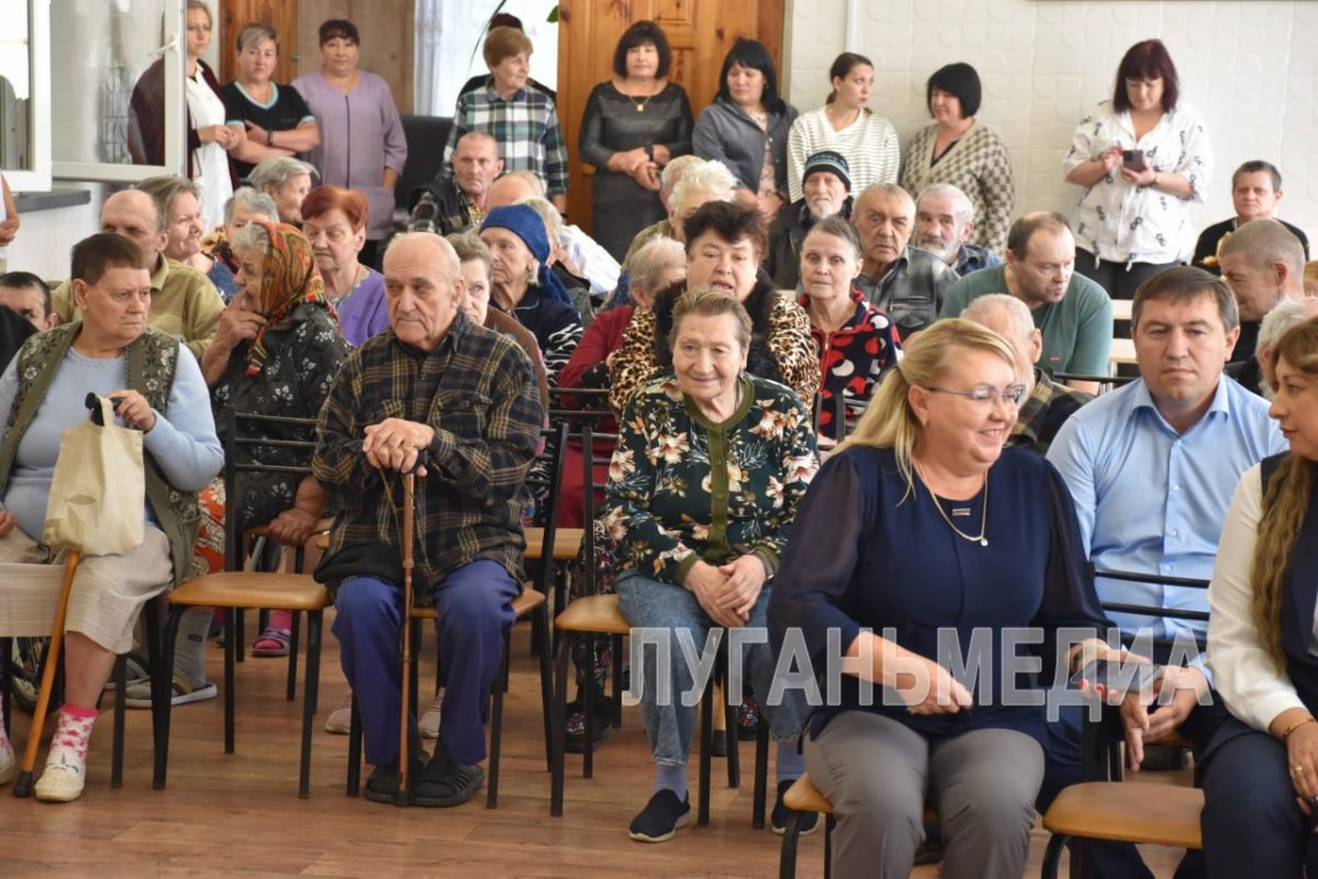 В преддверии празднования Дня пожилого человека подопечных Ровеньковского дома-интерната для людей преклонного возраста и инвалидов…