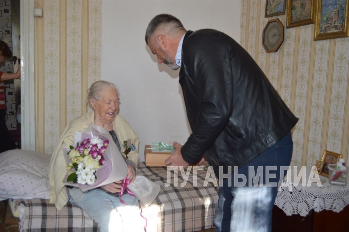 В Свердловске поздравили участницу боевых действий Полину Солохину, которой исполнилось 97 лет