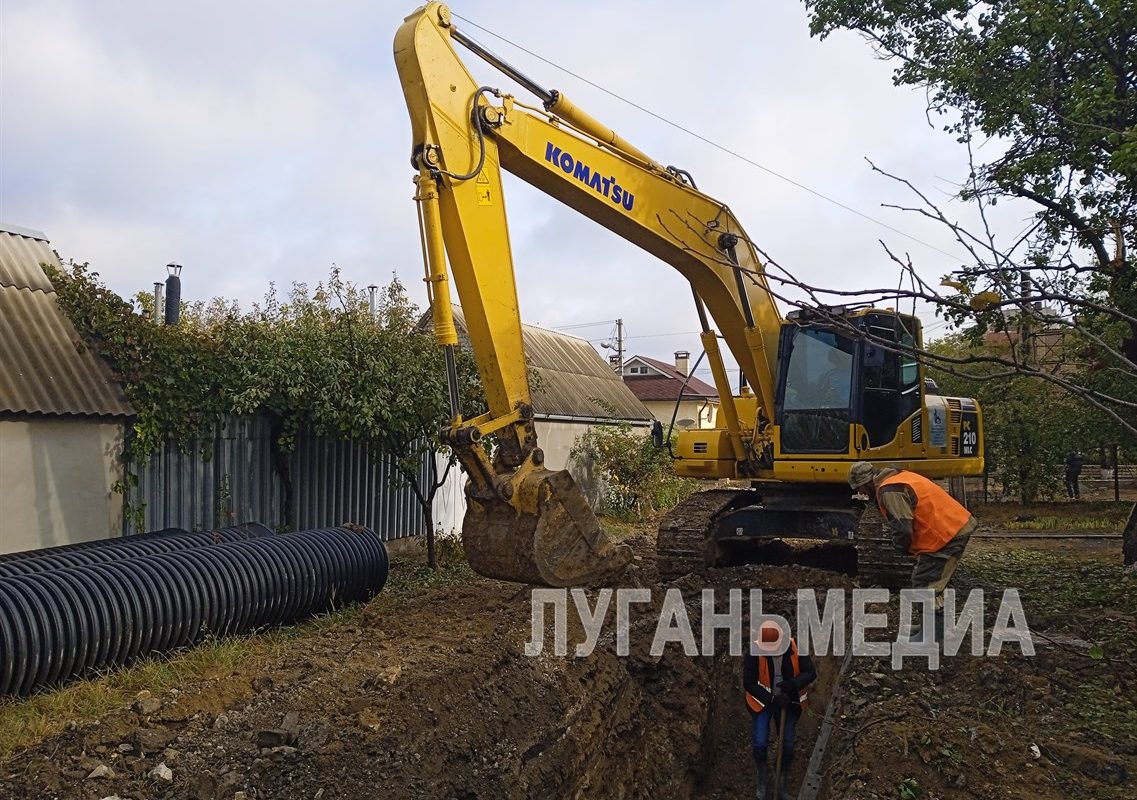 В Жовтневом районе Луганска идет ремонт аварийного участка канализационного коллектора